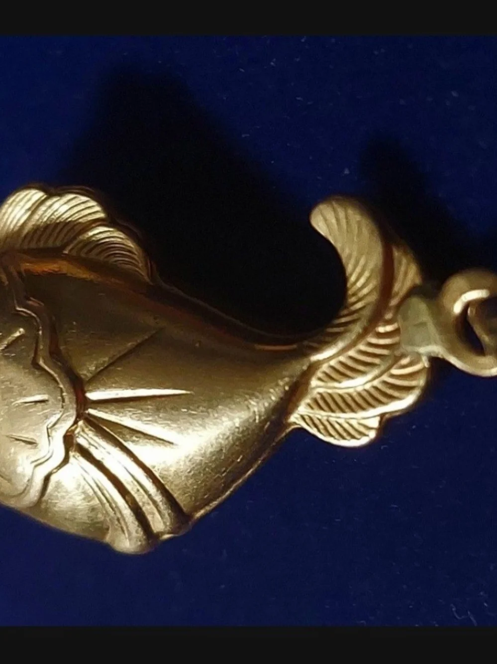 RARE ANTIQUES HANDMADE 18K.YELLOW FOLD LUCKY FISH & TWO  RUBY EYES. WEIGHT:4.0 G